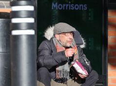 Andrew Tweedy, il fratello separato di Cheryl, viene visto “mendicare soldi e vivere in una tenda fuori da un supermercato”