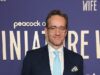 Matthew Macfadyen svela un nuovo look indossando occhiali alla moda e un abito ampio mentre posa con la moglie dello schermo Elizabeth Banks alla première del loro nuovo programma televisivo