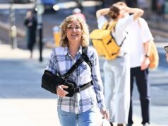 Anthea Turner, 65 anni, indossa ancora una fascia mentre esce dopo aver subito un infortunio da “incubo”