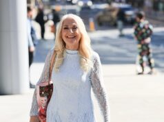 Vanessa Feltz, 63 anni, sorride mentre mostra il suo fisico snello in un abito di pizzo trasparente mentre lascia gli studi di Canale 5 dopo essere andata in onda
