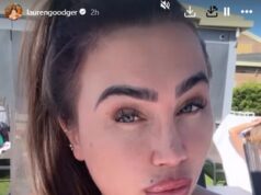 Lauren Goodger posa in bikini dopo aver mangiato hamburger e patatine a bordo piscina sotto il sole durante il giorno più caldo dell’anno finora