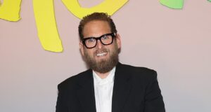 Jonah Hill sciocca i fan rivelando di essersi sposato segretamente e di aver dato il benvenuto al secondo figlio con una moglie modello
