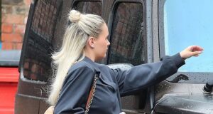 Molly-Mae incinta viene colpita dall’ottava multa per divieto di sosta in un anno dopo aver lasciato la sua Mercedes G-Wagon da £ 250.000 su doppie linee gialle fuori dal suo ufficio