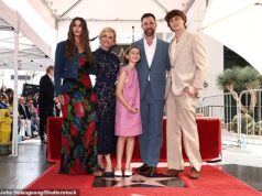La star di Pitt Noah Wyle posa per una rara foto di famiglia con tutti e tre i suoi figli alla cerimonia della Hollywood Stroll of Fame… in mezzo a un dramma drammatico sul set