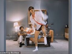 Cruz Beckham si spoglia rimanendo in maglietta e boxer per un nuovo stravagante video musicale su “amor proprio, accettazione e ricominciare da capo” nel mezzo di una faida familiare