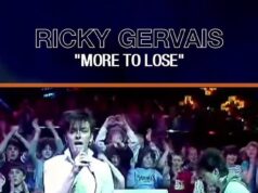 Ricky Gervais sembra irriconoscibile con indosso una tuta bianca con cintura nella foto scattata nel 1983 quando period un cantante pop