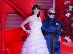 Anne Hathaway appare raggiante in un ampio abito piumato mentre si unisce a Meryl Streep alla premiere di Shanghai di Il diavolo veste Prada 2 – tra le speculazioni sul suo aspetto giovanile