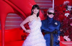 Anne Hathaway appare raggiante in un ampio abito piumato mentre si unisce a Meryl Streep alla premiere di Shanghai di Il diavolo veste Prada 2 – tra le speculazioni sul suo aspetto giovanile