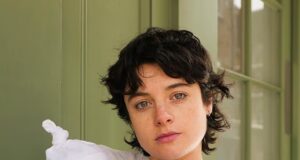 La star di Casualty Naomi Chaya Wakszlak rivela di aver dato il benvenuto al suo primo figlio mentre condivide adorabili scatti del neonato sui social media