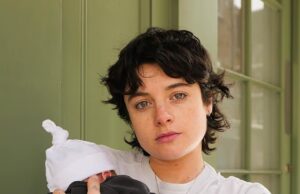 La star di Casualty Naomi Chaya Wakszlak rivela di aver dato il benvenuto al suo primo figlio mentre condivide adorabili scatti del neonato sui social media