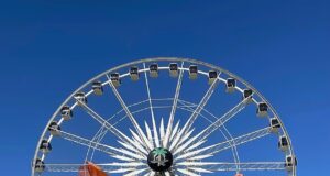 Maura Higgins mostra la sua figura tonica in una serie di audaci scatti di ritorno al Coachella e insiste che “il deserto si ricorda di me”