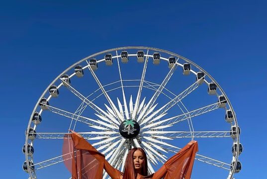 Maura Higgins mostra la sua figura tonica in una serie di audaci scatti di ritorno al Coachella e insiste che “il deserto si ricorda di me”