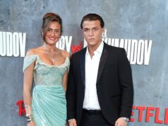 La neo fidanzata Venezuela Fury, 16 anni, fa la sua prima apparizione pubblica con il fidanzato Noah Worth, 17 anni, per vedere suo padre Tyson affrontare Arslanbek Makhmudov