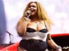 Lizzo twerka con Labubu a grandezza naturale sul palco del Coachella mentre sfoggia una perdita di peso di 60 libbre
