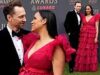 Tom Hiddleston guarda con adorazione la fidanzata Zawe Ashton mentre la coppia mette in scena uno spettacolo adorabile agli Olivier Awards dopo aver dato il benvenuto al loro secondo figlio