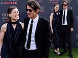 Rosamund Pike, 47 anni, fa una rara apparizione con il suo compagno Robie Uniacke 65, agli Olivier Awards dopo aver lasciato intendere che si sono sposati segretamente