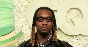 Offset si esibisce al Coachella pochi giorni dopo essere stato colpito da un proiettile mentre si trova sul palco dopo essere arrivato su una sedia a rotelle