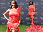 Oti Mabuse fa un’audace dichiarazione di moda con uno straordinario miniabito a corsetto arancione mentre arriva agli Olivier Awards