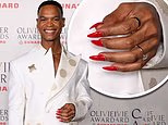 Johannes Radebe imita la Lola di Kinky Boots con le unghie finte rosse agli Olivier Awards nel mezzo del bagno di sangue di Strictly