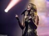 Delta Goodrem brilla di oro mentre sale sul palco dell’Eurovision in Live performance advert Amsterdam