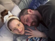 La star di Harry Potter annuncia il fidanzamento con il fidanzato comico dopo 12 anni di relazione e quattro figli mentre scherza: “La situazione sta diventando seria!”