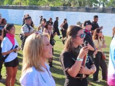 La veterana della Ruota della fortuna Vanna White, 69 anni, dimostra che il Coachella è un evento per tutte le età mentre festeggia nel deserto con i suoi figli