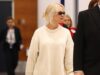 Pamela Anderson appare stylish in un completo tutto bianco mentre atterra a Sydney prima del suo tour di lingua australiana
