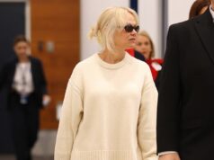 Pamela Anderson appare stylish in un completo tutto bianco mentre atterra a Sydney prima del suo tour di lingua australiana