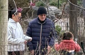 Robert De Niro, 82 anni, fa un raro avvistamento con la sua settima figlia Gia, tre anni, mentre la fidanzata Tiffany, 46 anni, guarda