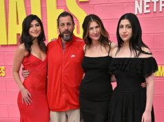 Adam Sandler è affiancato da sua moglie Jackie e dalle loro figlie “nepo child” mentre si godono una rara gita di famiglia alla premiere del suo nuovo movie Roommates
