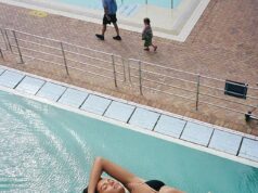 Simone Ashley si spoglia e indossa un minuscolo bikini mentre posa in posa per un temporale a bordo piscina per la campagna estiva di Burberry