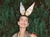 Hailey Bieber cube che alcuni giorni “vuole 5 figli” con Justin mentre modella un costume da coniglio di Playboy