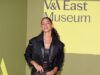 Vick Hope attira l’attenzione con un miniabito di pelle e una giacca appariscente mentre arriva per l’inaugurazione dell’East Storehouse Museum del V&A