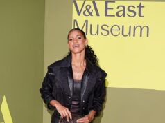 Vick Hope attira l’attenzione con un miniabito di pelle e una giacca appariscente mentre arriva per l’inaugurazione dell’East Storehouse Museum del V&A