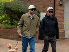 Scott Mills visto per la prima volta da quando è stato licenziato dalla BBC per accuse storiche di gravi reati sessuali mentre porta a spasso il cane con il marito Sam Vaughan