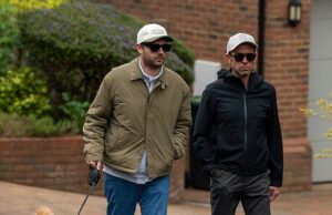 Scott Mills visto per la prima volta da quando è stato licenziato dalla BBC per accuse storiche di gravi reati sessuali mentre porta a spasso il cane con il marito Sam Vaughan