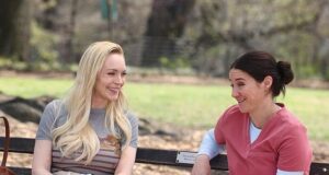 Lindsay Lohan mostra il suo splendore radioso mentre gira Count My Lies con la co-protagonista Shailene Woodley dopo aver lasciato i fan sbalorditi dalla sua trasformazione giovanile