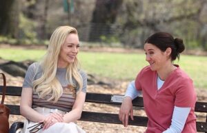 Lindsay Lohan mostra il suo splendore radioso mentre gira Count My Lies con la co-protagonista Shailene Woodley dopo aver lasciato i fan sbalorditi dalla sua trasformazione giovanile