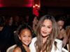 Chrissy Teigen si gode un appuntamento madre-figlia mentre porta l’adorabile Luna, 10 anni, a socializzare con le star ai Fashion Awards del Daily Front Row