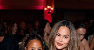 Chrissy Teigen si gode un appuntamento madre-figlia mentre porta l’adorabile Luna, 10 anni, a socializzare con le star ai Fashion Awards del Daily Front Row
