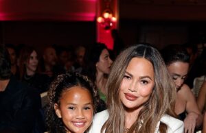 Chrissy Teigen si gode un appuntamento madre-figlia mentre porta l’adorabile Luna, 10 anni, a socializzare con le star ai Fashion Awards del Daily Front Row