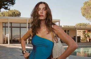 Hailey Bieber ha un momento da Wonder Woman in costume da bagno e braccialetti d’oro mentre apre coraggiosamente le gambe