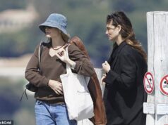 Margot Robbie mantiene un profilo basso con indosso un cappello da pescatore mentre si gode una giornata di lusso con l’amica Phoebe Tonkin al Club 55 delle celebrità a Saint-Tropez