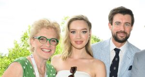 La madre di Jack Whitehall, Hilary, è disperata dopo che lui le ha dato “il codice di abbigliamento sbagliato” prima del suo matrimonio con la modella Roxy Horner