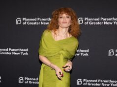 Natasha Lyonne scherza sulla rimozione del volo al gala di Deliberate Parenthood dopo aver incolpato i sonniferi