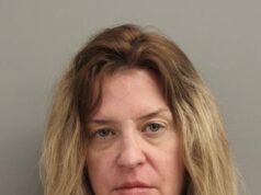 La matrigna scarmigliata di Lindsey Lohan vista in una nuova foto segnaletica dopo l’arresto per “lancio di coltello” a Michael Lohan