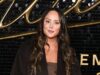 Charlotte Crosby stupisce con un miniabito marrone a pois mentre assiste alla proiezione di Michael costellata di stelle