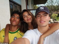 Incontra le bellezze bionde che hanno conquistato il cuore dei bellissimi figli di Pia Whitesell, Isaiah e Lennox, mentre la star di House And Away festeggia con la famiglia al Coachella