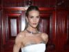 Rosie Huntington-Whiteley trasuda glamour mentre esce con un abito bianco senza spalline all’evento Tiffany & Co. a New York dopo una vacanza in famiglia con il fidanzato Jason Statham