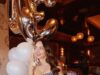 Caviale, patatine e corone di cristallo: all’interno della sontuosa festa per il 43esimo compleanno di Miranda Kerr